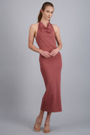 Vestido halter escote cascada maxi