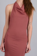 Vestido halter escote cascada maxi