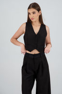 Chaleco con detalles satinados