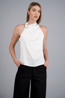 Blusa halter satin detalle hebilla irregular