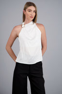 Blusa halter satin detalle hebilla irregular