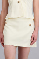 Falda corta detalle botones metalicos