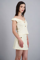 Top sastreado off shoulder con botones metalicos