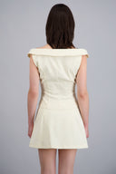 Top sastreado off shoulder con botones metalicos