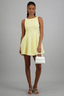 Vestido mini con cortes cuello redondo