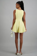Vestido mini con cortes cuello redondo