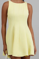 Vestido mini con cortes cuello redondo