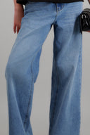 MEDIUM WASH