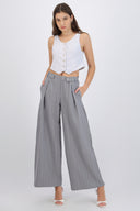 Pantalón rayas detalle pretina botones