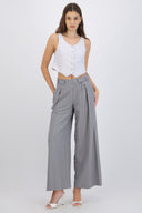 Pantalón rayas detalle pretina botones