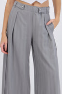 Pantalón rayas detalle pretina botones