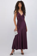 Vestido maxi satín escote v detalle corte