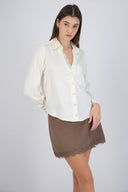 Camisa satin detalle encaje cuello