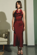 Vestido midi escote cascada halter satinado