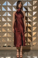 Vestido midi cuello alto con amarre en espalda