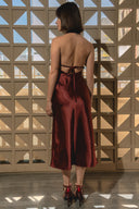 Vestido midi cuello alto con amarre en espalda